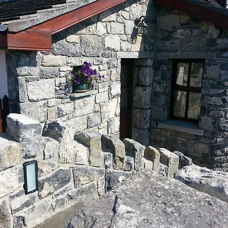 Aille River Tourist Hostel And Campsite Doolin